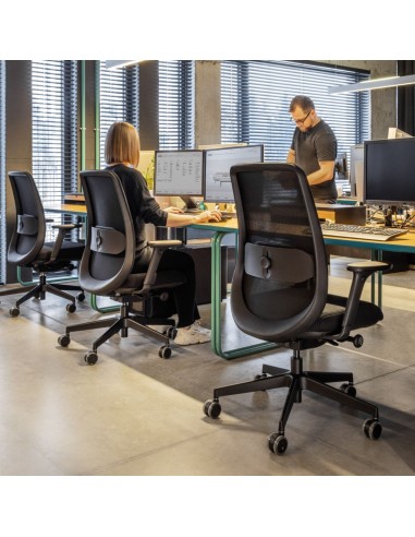 Chaise de bureau noire Belt BE 102 utilisée dans un espace de coworking contemporain