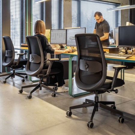 Chaise de bureau noire Belt BE 102 utilisée dans un espace de coworking contemporain