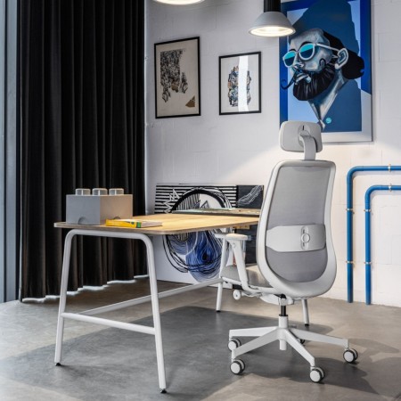 Poste de travail équipé d’une chaise ergonomique Belt BE 102 Grey