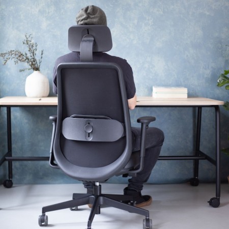 Ambiance de bureau contemporaine avec mobilier ergonomique Belt BE 103 noir