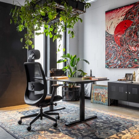 Bureau de cadre design avec chaise Belt BE 103 noire et mobilier contemporain