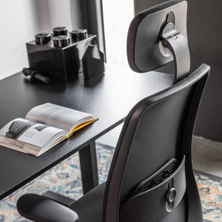 Espace de direction équipé d’une chaise ergonomique Belt BE 103 Black