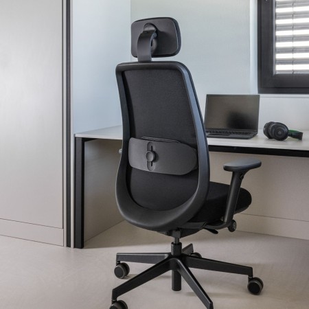 Fauteuil de direction noir Belt BE 103 installé dans un open space lumineux