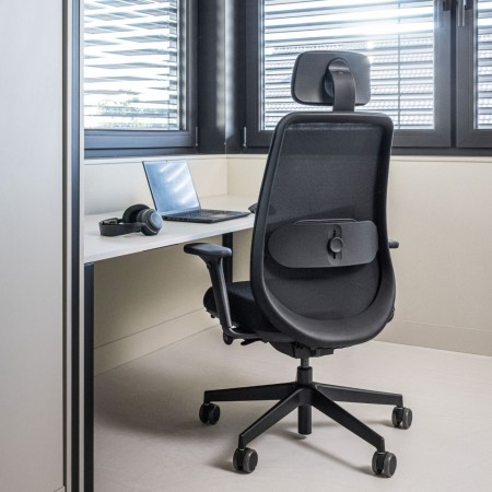 Espace de coworking moderne avec chaises Belt BE 103 noires et bureaux design