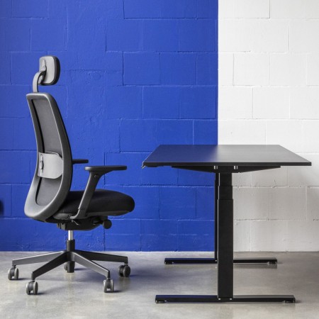 Open space professionnel équipé de chaises Belt BE 103 noires sur roulettes