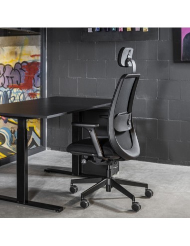 Poste de direction aménagé avec chaise ergonomique noire Belt BE 103