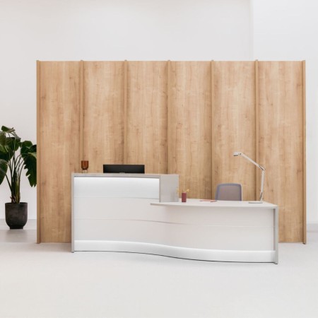 Meuble de réception en courbe de couleur blanche dans petite esapace d'accueil