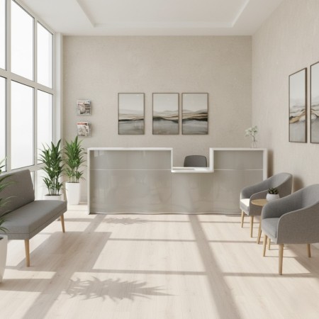 Petite salle d'attente avec fauteuil, canapé, table basse et meuble de réception beige