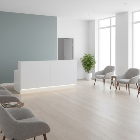 Espace de salle d'attente avec meuble de réception blanc et fauteuils gris