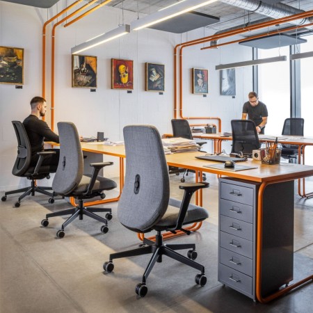 Chaise ergonomique Belt BE 1T2 noire avec base pivotante cinq branches 2