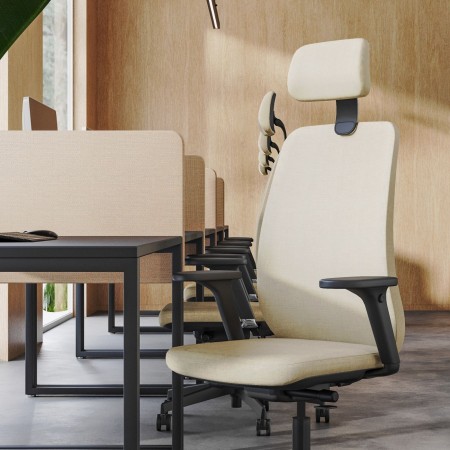 Open space design avec fauteuils de bureau ergonomiques Belt