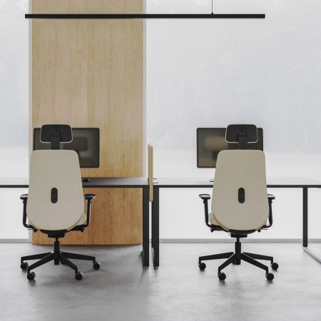 Bureau partagé équipé de chaises Belt avec appui-tête et accoudoirs réglables