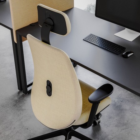 Chaise de bureau Belt BE 1T3 noire avec appui-tête – vue de trois quarts 2