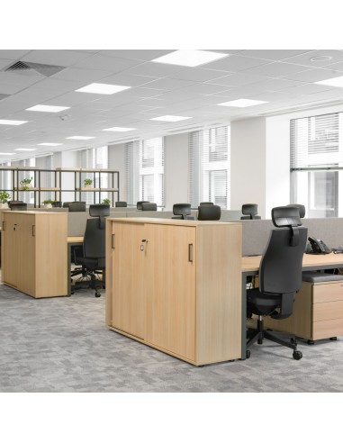 Espace de travail moderne avec chaise de bureau Corr CJ 103 noire et appui-tête réglable