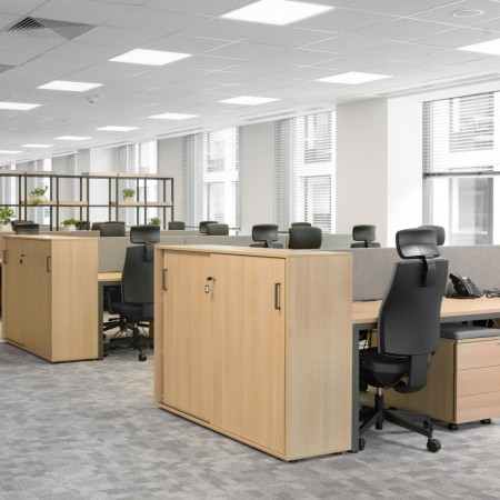 Espace de travail moderne avec chaise de bureau Corr CJ 103 noire et appui-tête réglable