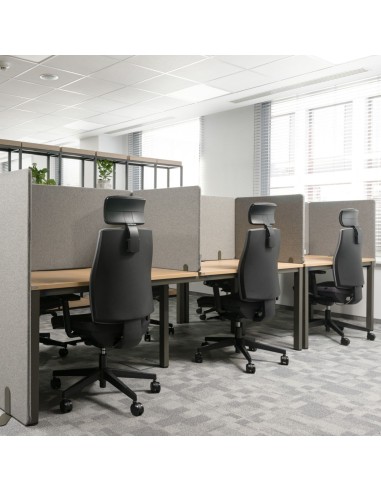 Poste de travail minimaliste avec chaise Corr noire et bureau d’angle noir mat