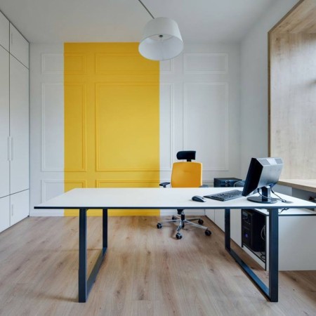 Bureau individuel design avec fauteuil Dual noir et mobilier minimaliste et coloré