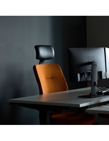 Poste de travail épuré avec fauteuil Bejot Dual noir et bureau à structure métal noir