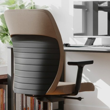 Bureau minimaliste avec fauteuil beige Dual DU 102 noir et écran d’ordinateur