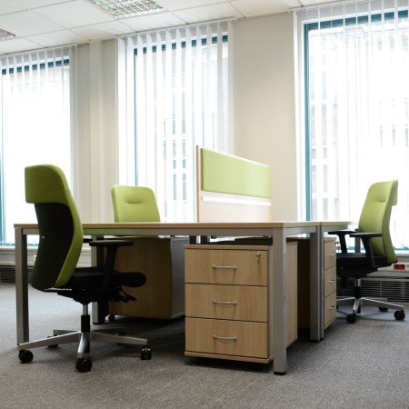 Bureau professionnel équipé de fauteuils de bureau noirs et verts Dual DU 102