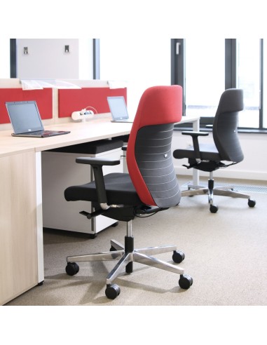 Open space lumineux avec chaises ergonomiques noires et rouges