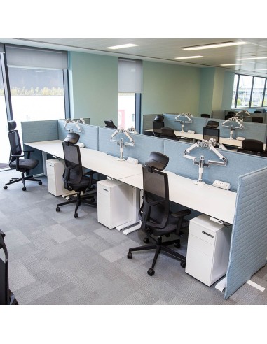 Open space lumineux équipé de fauteuils Eleven noirs à dossier maille