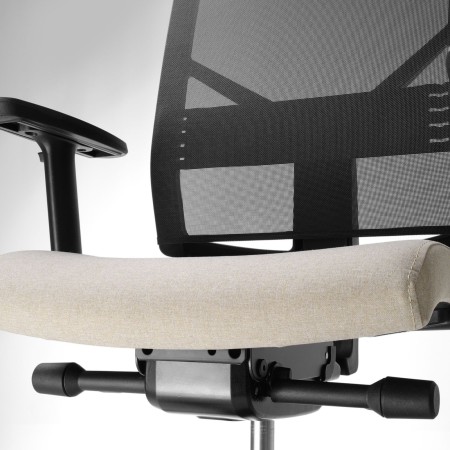 Vue rapprochée de l’assise du fauteuil Eleven noir – mousse dense et tissu gris