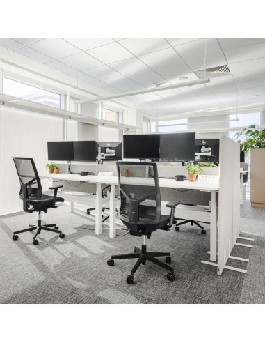 Open space lumineux avec fauteuils ergonomiques Eleven noirs