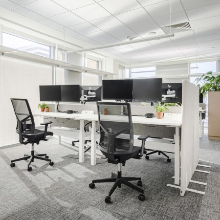 Open space lumineux avec fauteuils ergonomiques Eleven noirs