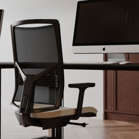 Bureau contemporain avec chaise de bureau Eleven noire et mobilier minimaliste