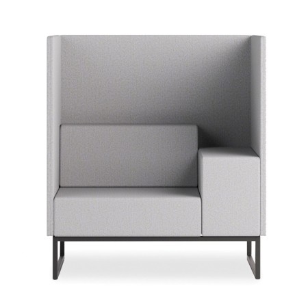 Un fauteuil gris clair une place avec dossier haut et accoudoir fermé sur le côté droit. - Plint