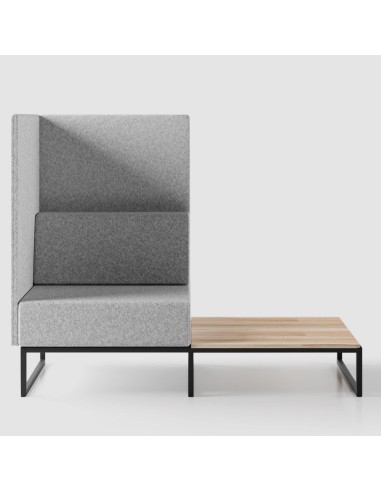 Un module de canapé gris clair avec dossier haut et tablette en bois intégrée sur le côté droit. - Plint