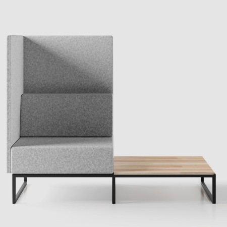 Un module de canapé gris clair avec dossier haut et tablette en bois intégrée sur le côté droit. - Plint