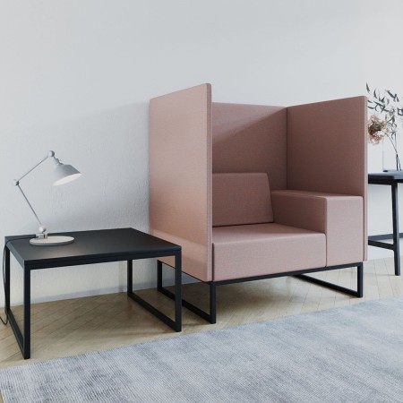 Un canapé d’angle combinant des modules roses et gris, créant un espace de conversation moderne. - Plint