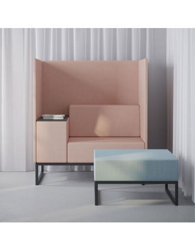 Un ensemble de modules de canapé rose et gris clair formant un angle, avec structure en métal noir et finitions épurées. - Plint