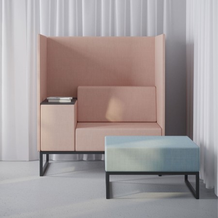 Un ensemble de modules de canapé rose et gris clair formant un angle, avec structure en métal noir et finitions épurées. - Plint