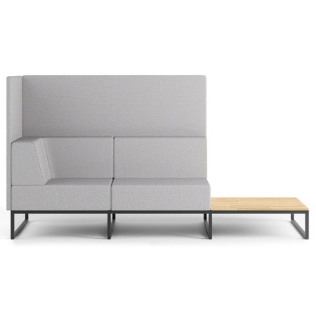 Un module de canapé gris clair avec haut dossier et tablette latérale en bois clair, soutenu par une base métallique noire. - Pl