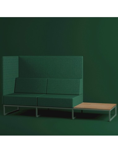 Un canapé modulaire vert foncé avec dossier haut et tablette en bois intégrée sur le côté droit, apportant une touche chaleureus