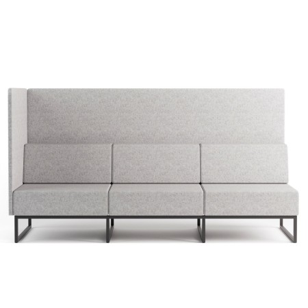 Un grand canapé gris clair à trois places avec dossier haut, offrant une assise confortable et une esthétique épurée. - Plint