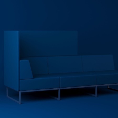 Un grand canapé gris clair à trois places avec dossier haut, offrant une assise confortable et une esthétique épurée. - Plint 2