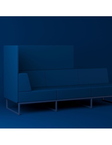 Un canapé modulaire bleu à dossier haut, composé de plusieurs assises et d’une structure métallique noire élégante. - Plint