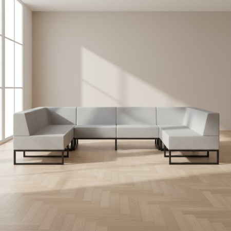 Un ensemble modulaire gris clair en forme de U, composé de plusieurs sections connectées sur une base métallique noire. - Plint 2