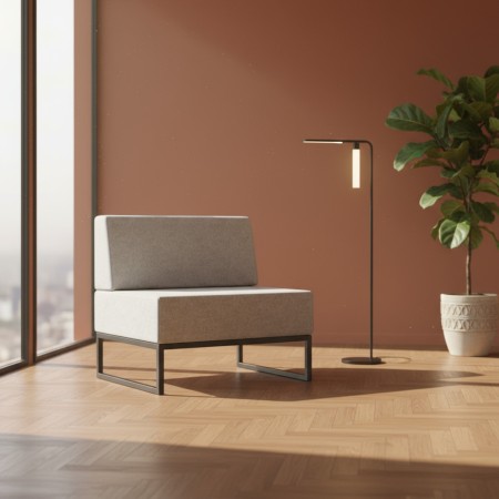 Un siège modulaire individuel gris clair à dossier bas, soutenu par une base métallique noire. - Plint 2