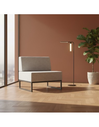 Un module de canapé gris clair avec dossier bas, présenté dans un intérieur aux tons chauds pour une ambiance accueillante et co