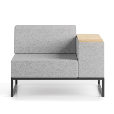 Un module individuel gris avec assise profonde et tablette latérale en bois intégrée, soutenu par une base métallique noire. - P