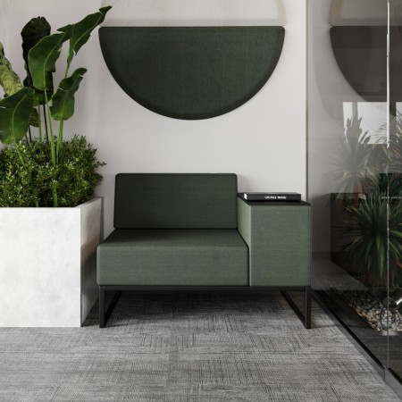 Un module individuel gris avec assise profonde et tablette latérale en bois intégrée, soutenu par une base métallique noire. - P 2