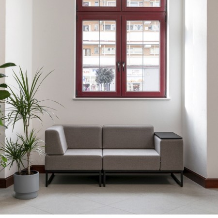 Un module double d’assise avec dossier bas et base métallique noire, combinant design sobre et confort. - Plint 2