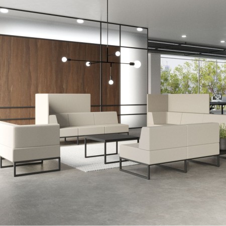 Un espace lounge moderne mettant en valeur plusieurs modules Plint associés pour créer une assise collective élégante. - Plint