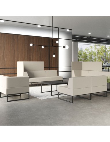 Un coin salon contemporain avec un canapé modulaire gris clair intégré à un espace chaleureux. - Plint