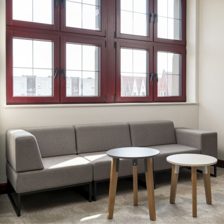 Un module rectiligne à deux assises sans dossier, parfait comme banc d’appoint ou assise collective. - Plint 2